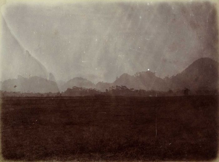 File:COLLECTIE TROPENMUSEUM Vlakte en kalkbergen bij Abai TMnr 60003109.jpg